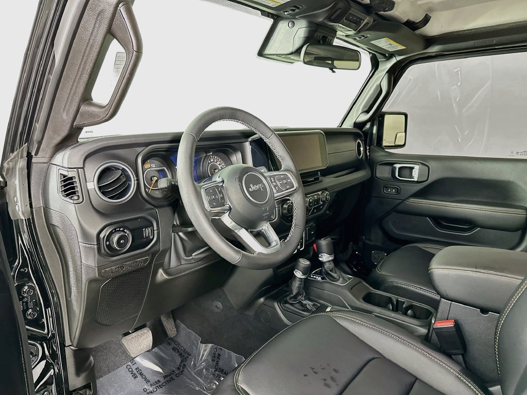 Used 2025 Jeep Wrangler Unlimited Sahara AWD/4WD image 9