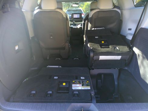 Used 2021 Toyota Sienna XSE image 34