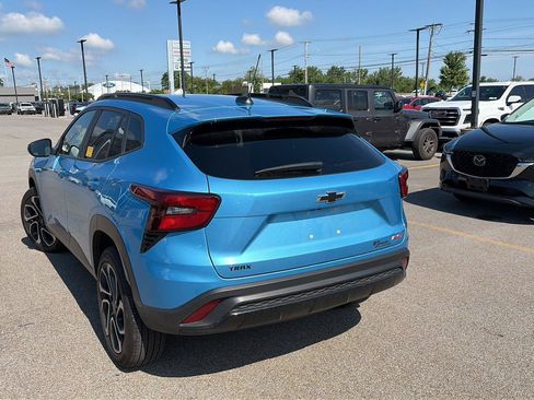 Used 2025 Chevrolet Trax RS FWD image 3