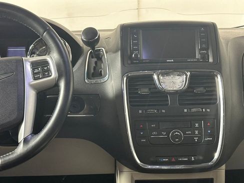 Used 2016 Chrysler Town & Country Touring image 29