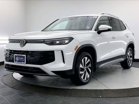 Certified 2025 Volkswagen Tiguan S AWD/4WD image 2
