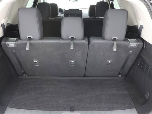 Used 2024 Nissan Pathfinder S image 27