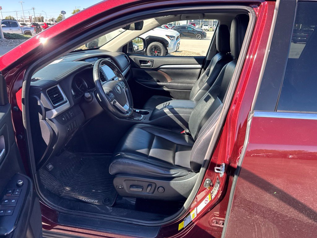 Used 2017 Toyota Highlander XLE AWD/4WD image 6