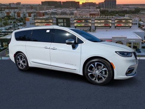 New 2026 Chrysler Pacifica Pinnacle image 1