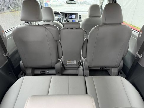 Used 2018 Toyota Sienna XLE Premium w/ Carpet Mat Package image 17