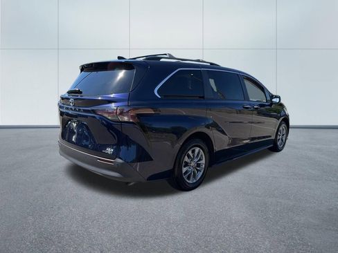 Used 2023 Toyota Sienna XLE AWD/4WD image 5