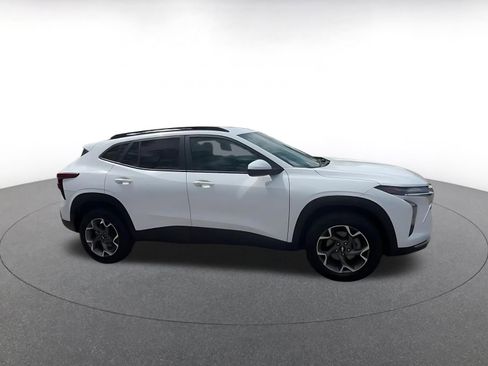 Used 2025 Chevrolet Trax LT w/ LT Convenience Package image 2