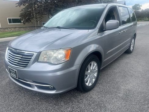 Used 2014 Chrysler Town & Country Touring FWD image 14