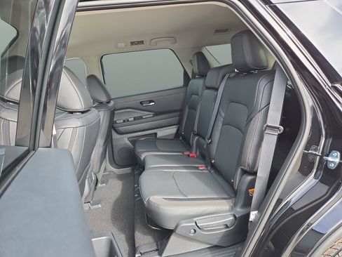 New 2026 Nissan Pathfinder SL image 17