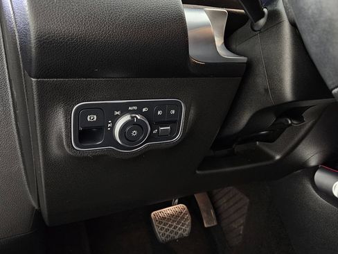 Used 2021 Mercedes-Benz GLB 250 w/ Premium Package image 21