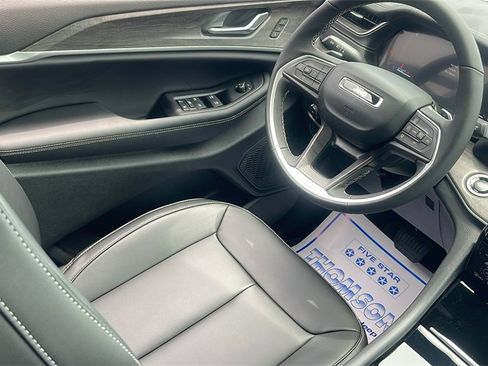 New 2025 Jeep Grand Cherokee Limited w/ Black Appearance Package image 15