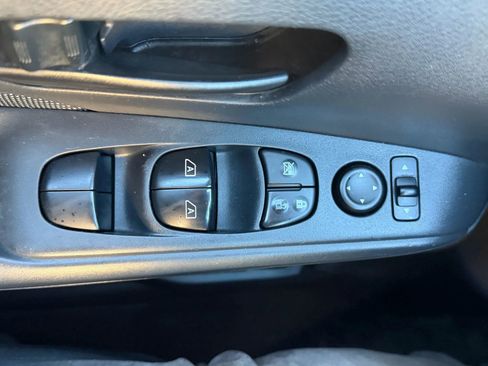 Used 2019 Nissan Kicks S image 23