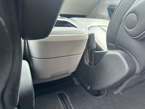 Used 2024 Chrysler Pacifica Touring-L FWD image 15