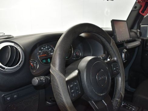 Used 2015 Jeep Wrangler Unlimited Rubicon w/ Connectivity Group image 12