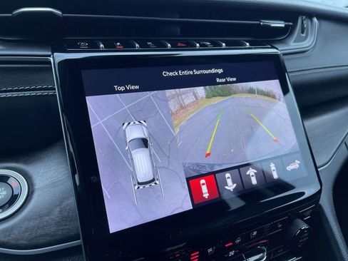 Used 2023 Jeep Grand Cherokee Limited w/ Luxury Tech Group II image 15