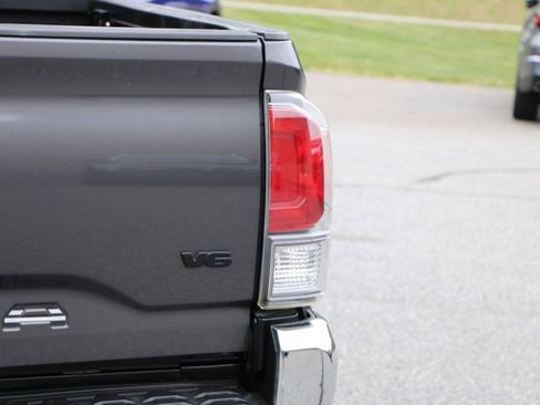 Used 2022 Toyota Tacoma TRD Off-Road AWD/4WD image 7