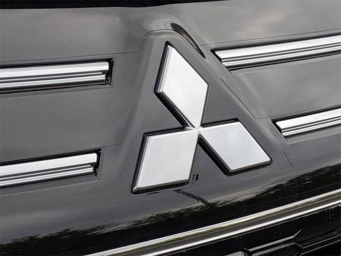 New 2025 Mitsubishi Outlander SE image 9