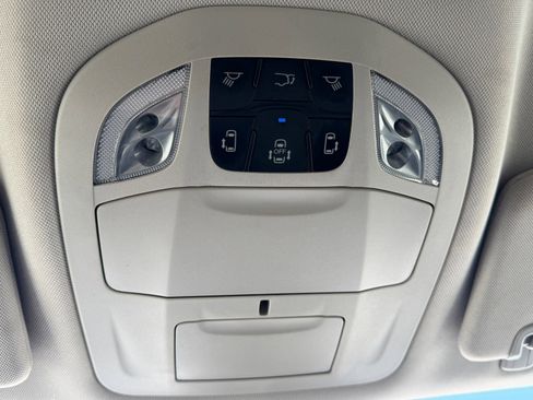 Used 2024 Chrysler Pacifica Touring-L FWD image 28