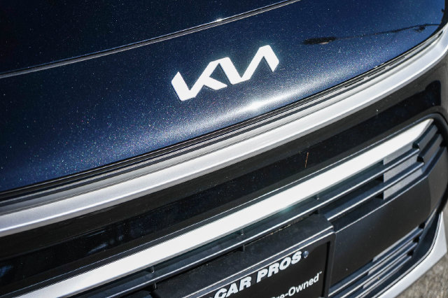Certified 2025 Kia Niro EX FWD image 6