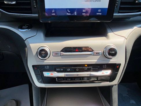Used 2020 Ford Explorer XLT w/ Equipment Group 202A AWD/4WD image 23