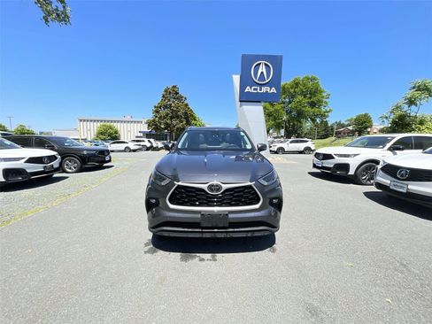 Used 2021 Toyota Highlander XLE AWD/4WD image 28