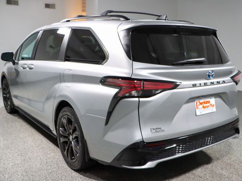 Used 2024 Toyota Sienna XSE w/ XSE Plus Package image 9