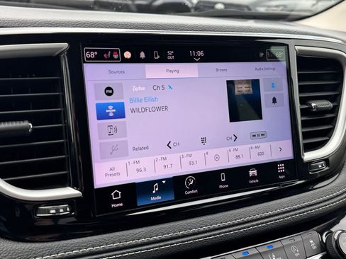 Used 2023 Chrysler Pacifica Touring-L image 5