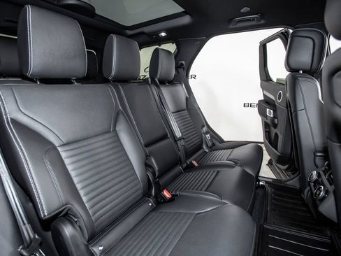 Used 2025 Land Rover Discovery Dynamic SE AWD/4WD image 19