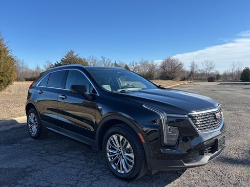Used 2025 Cadillac XT4 Premium Luxury image 3