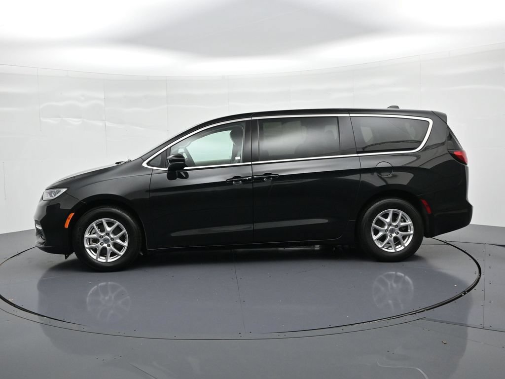 Used 2023 Chrysler Pacifica Touring-L FWD image 9