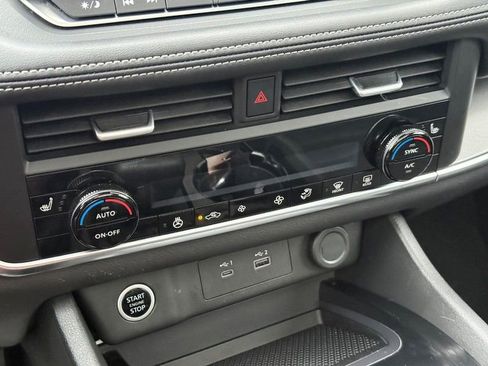 Used 2023 Nissan Rogue SV w/ SV Premium B Package image 27