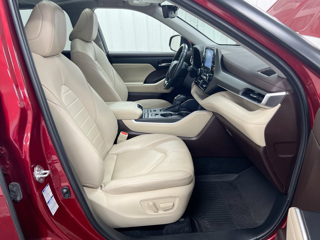 Used 2021 Toyota Highlander XLE AWD/4WD image 23