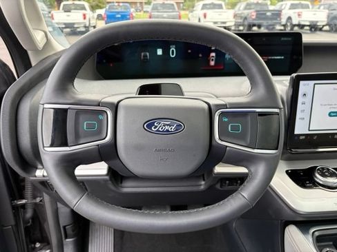 Used 2025 Ford Expedition Active AWD/4WD image 24