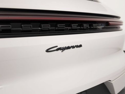Certified 2026 Porsche Cayenne E-Hybrid AWD/4WD image 43