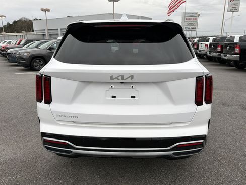 Used 2023 Kia Sorento S w/ Panoramic Sunroof Package image 7