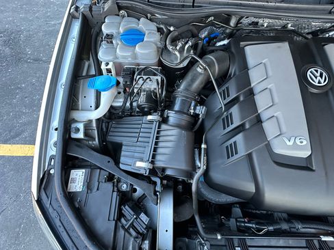 Used 2016 Volkswagen Touareg Sport image 57