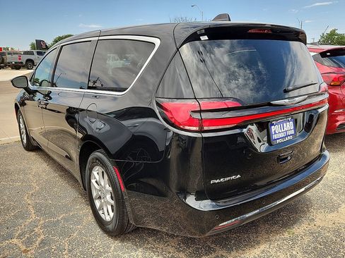 Used 2025 Chrysler Pacifica Select FWD image 2