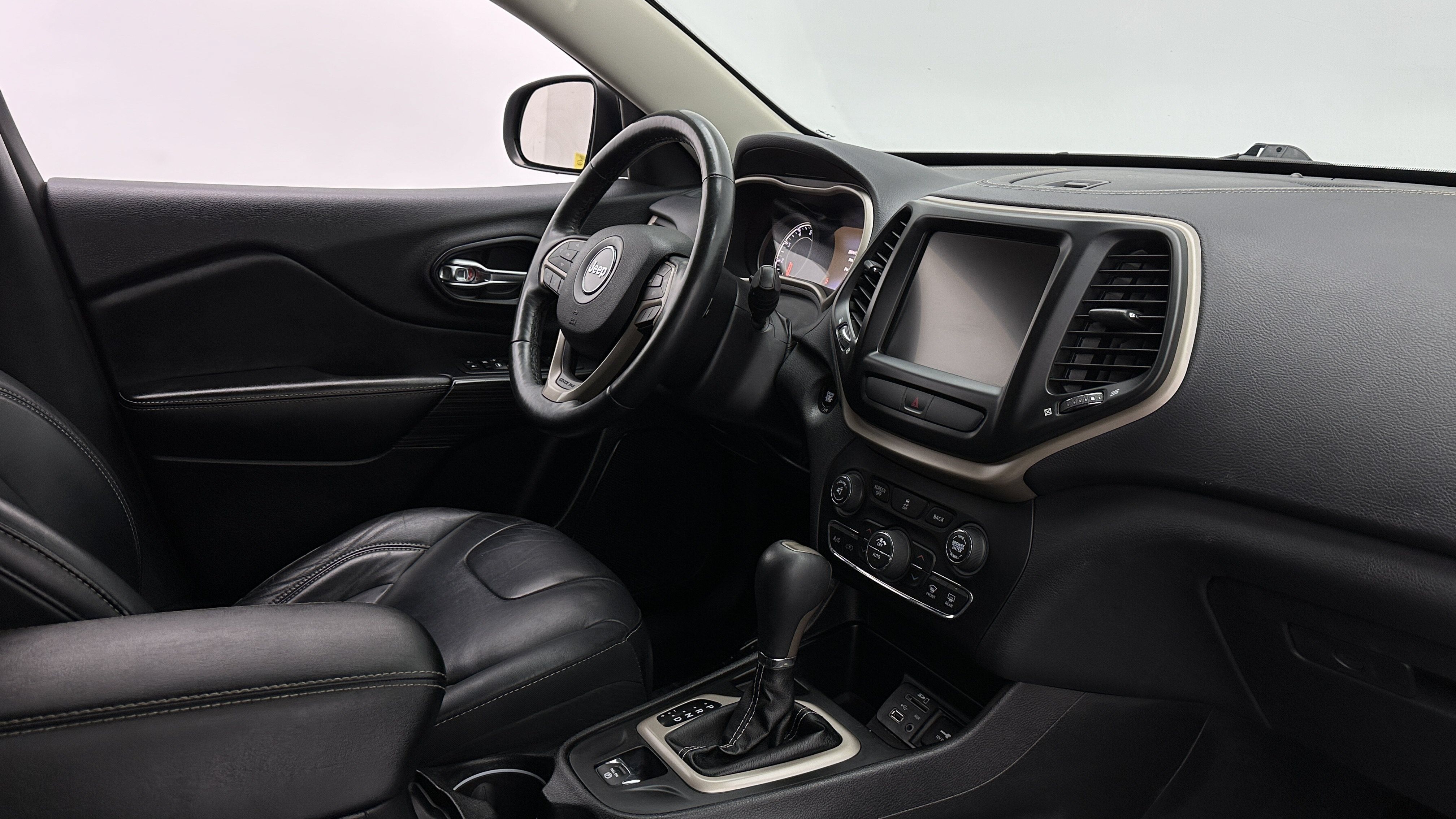 Used 2017 Jeep Cherokee Limited FWD image 33