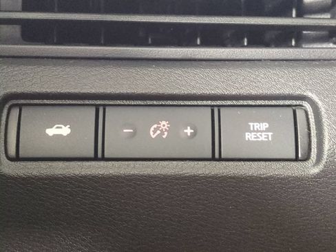 Used 2025 Nissan Altima 2.5 SV FWD image 25