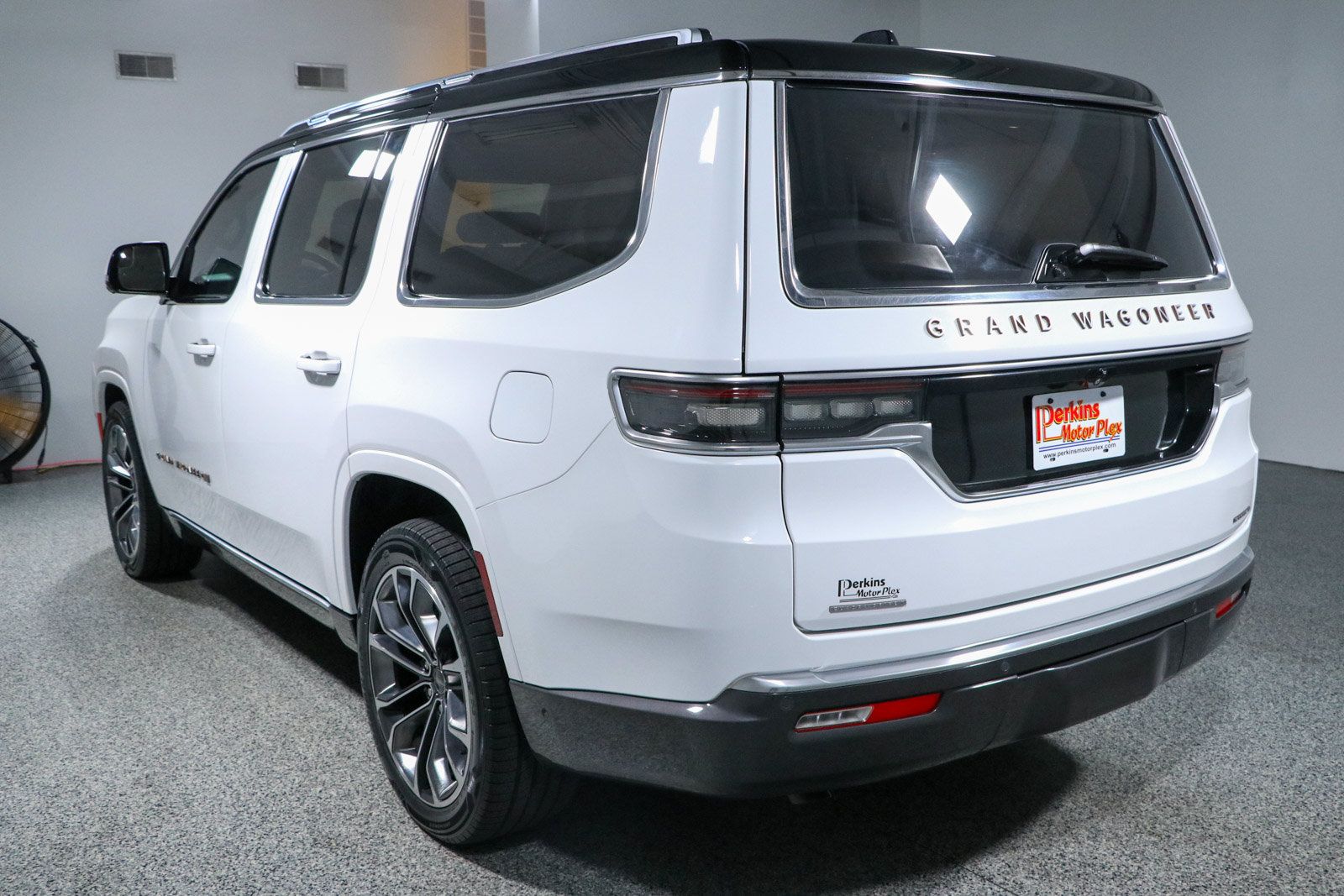 Used 2022 Jeep Grand Wagoneer Series III w/ HD Trailer Tow Package AWD/4WD image 9