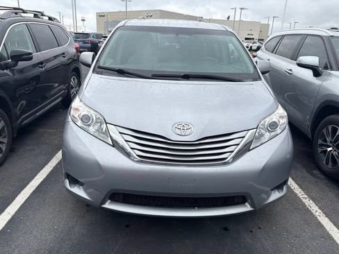 Used 2017 Toyota Sienna LE FWD image 2