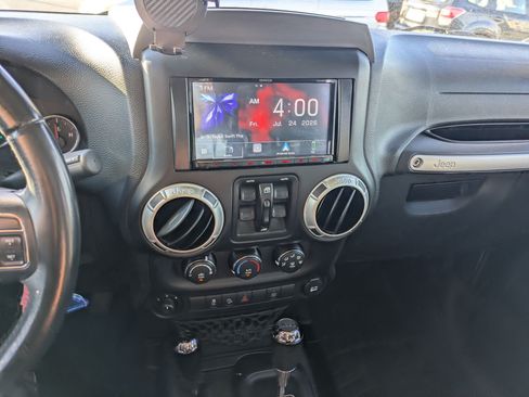 Used 2017 Jeep Wrangler Unlimited Sahara w/ Connectivity Group AWD/4WD image 24