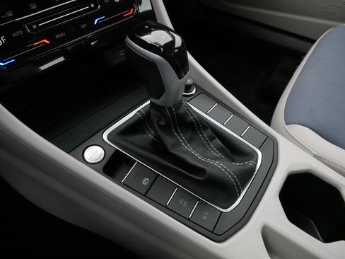 Certified 2025 Volkswagen Jetta SE image 24