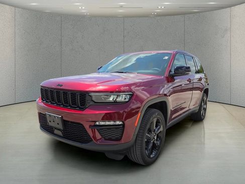 Used 2023 Jeep Grand Cherokee Limited w/ Black Appearance Package AWD/4WD image 11