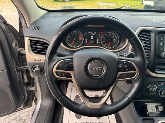 Used 2017 Jeep Cherokee Sport FWD image 18