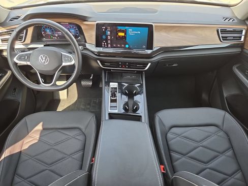 Used 2025 Volkswagen Atlas SE FWD image 25