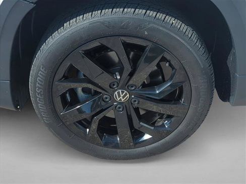 Used 2023 Volkswagen Taos SE w/ Panoramic Sunroof Package FWD image 23