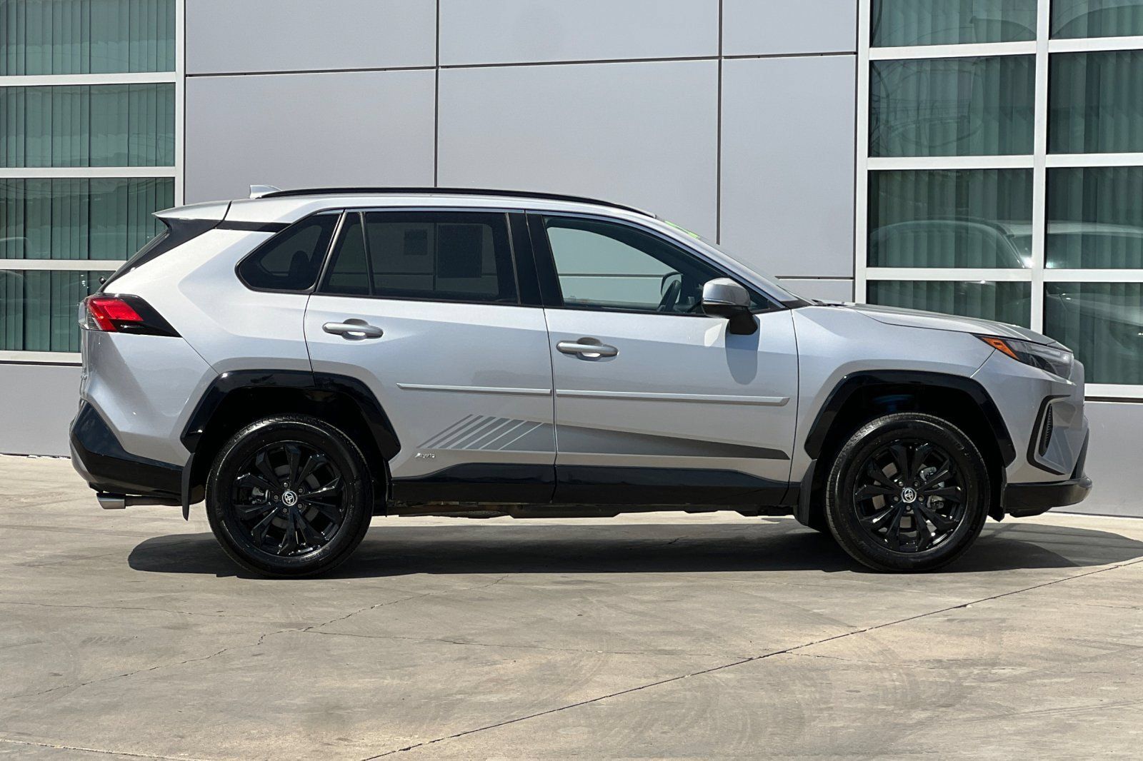 Used 2022 Toyota RAV4 SE w/ Convenience Package AWD/4WD image 3
