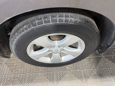 Used 2011 Toyota Sienna w/ Towing Pkg FWD image 17