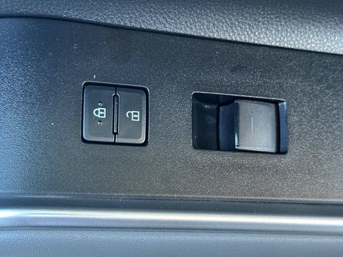 Used 2021 Toyota Highlander LE AWD/4WD image 23